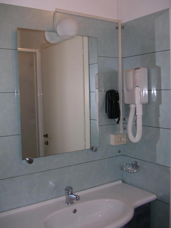 لينيانو Albergo Cristallo الغرفة الصورة